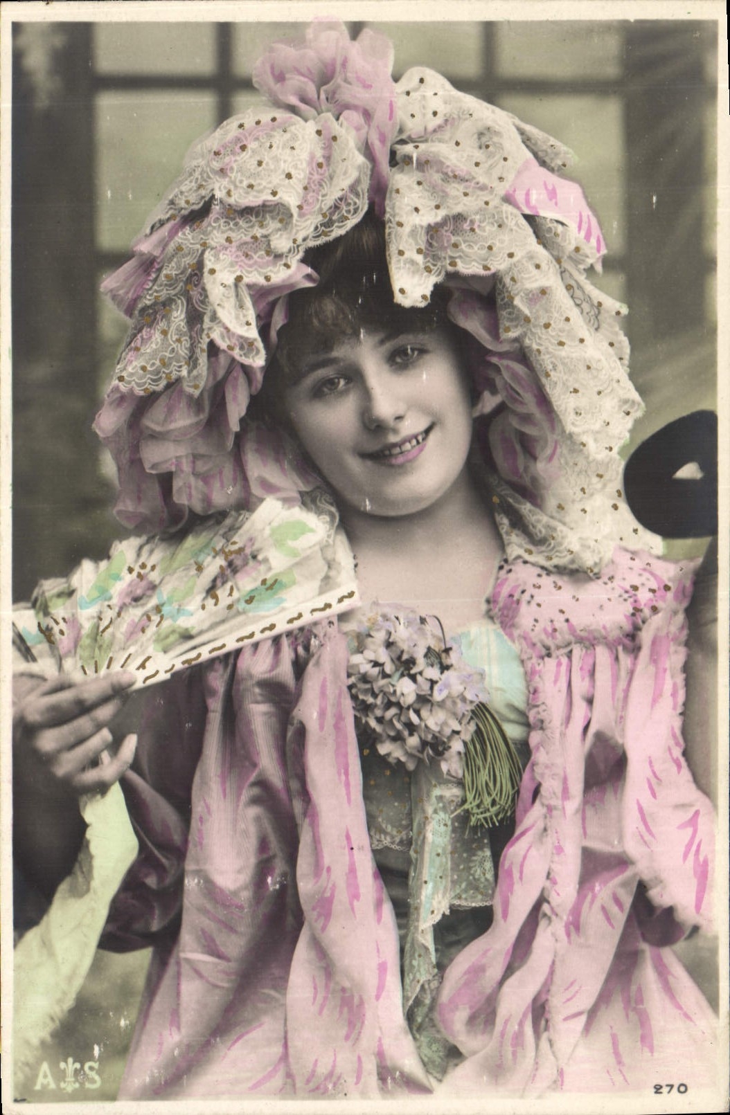 Junge Frau im eleganten Kleid — rosa Hut und Kleid mit Spitze — Verlag A.T.S., Nr. 270