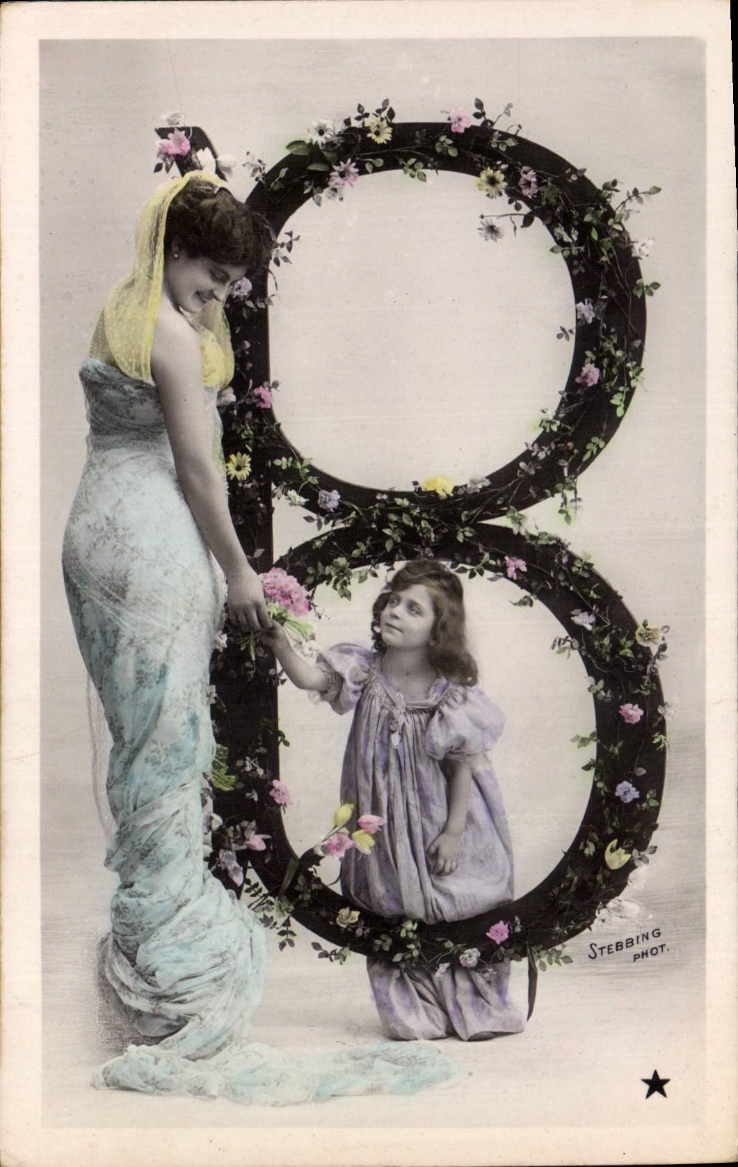 Femme et enfant devant un grand chiffre 8 décoré de fleurs — Stebbing Phot.