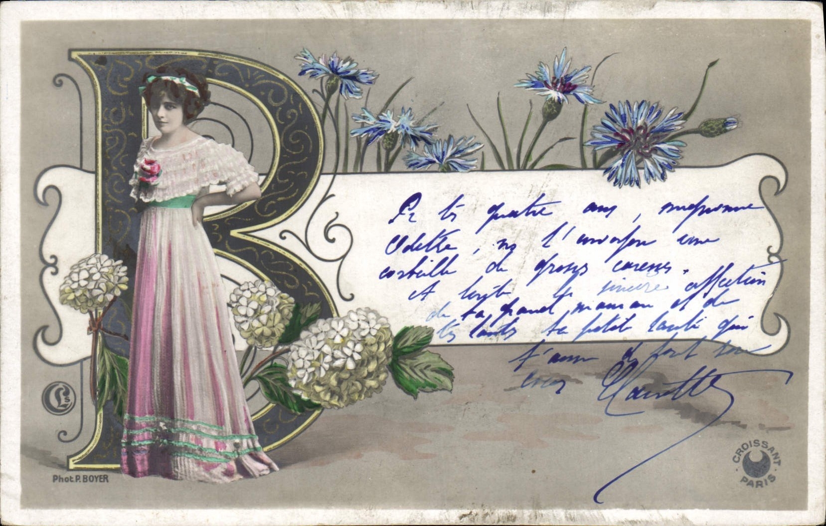 Femme en robe rose et bleue — décor floral — Phot. BOYER, Paris