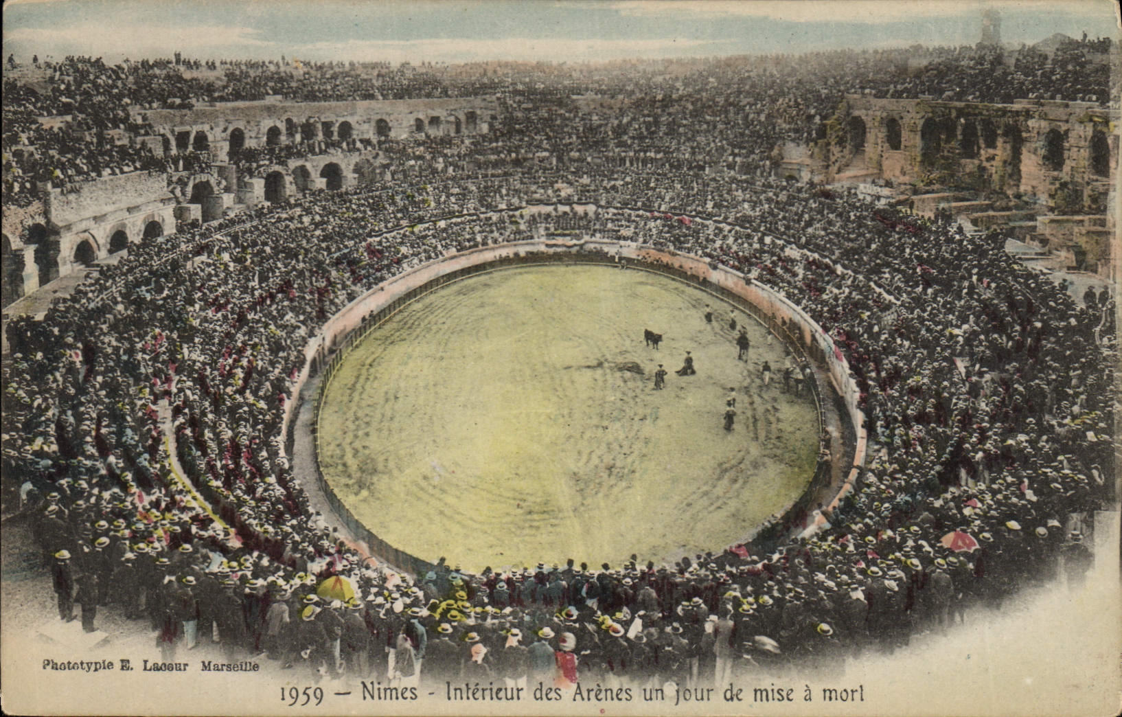 Nîmes - Intérieur des Arènes un jour de mise à mort — Phototype E. Laoeur Marseille