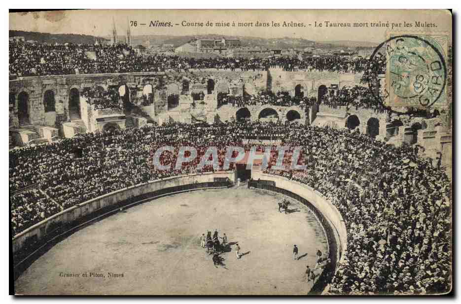 CPA Corrida Course de Taureaux Nimes Course de mise a mort dans les arenes La taureau mort traine par les mulets