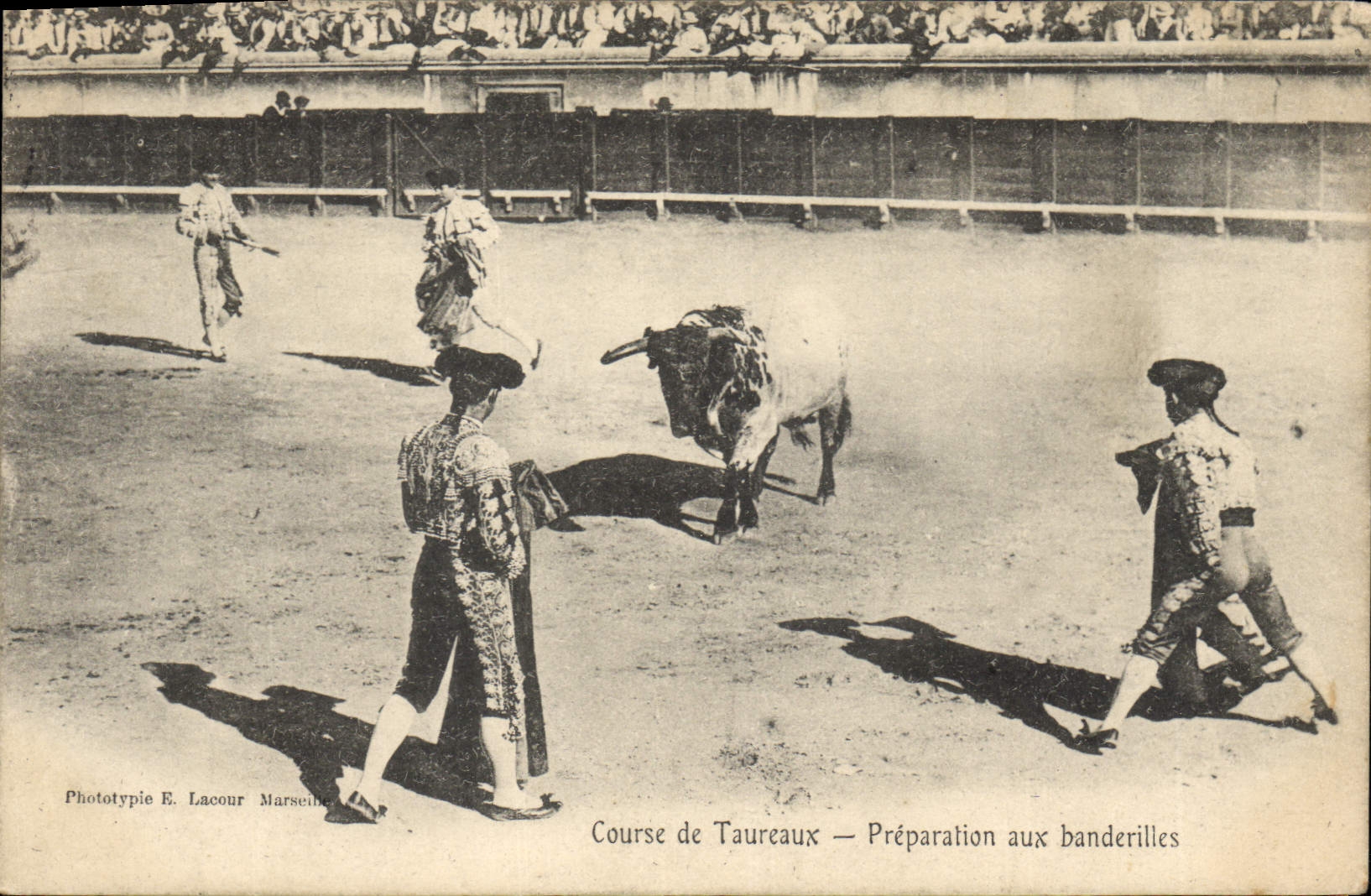 Course de Taureaux — Préparation aux banderilles — Phototypie E. Lacour Marseille