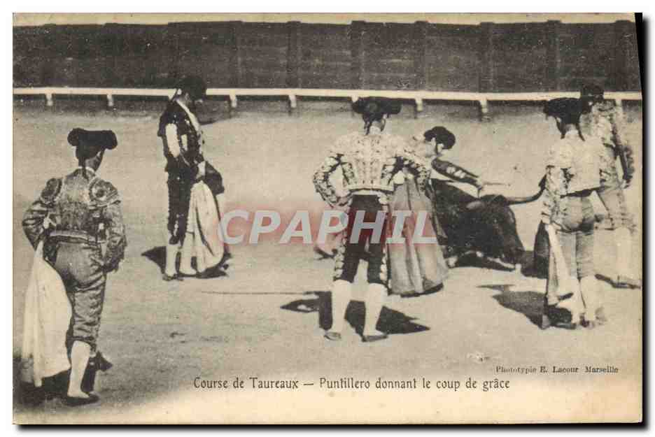 Course de Taureaux — Puntillero donnant le coup de grâce — Phototypie B. Lacoutre, Marseille