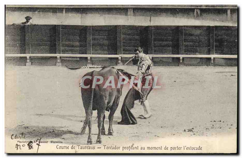 CPA Corrida Course de Taureaux Toreador profilant au moment de porter l'estocade