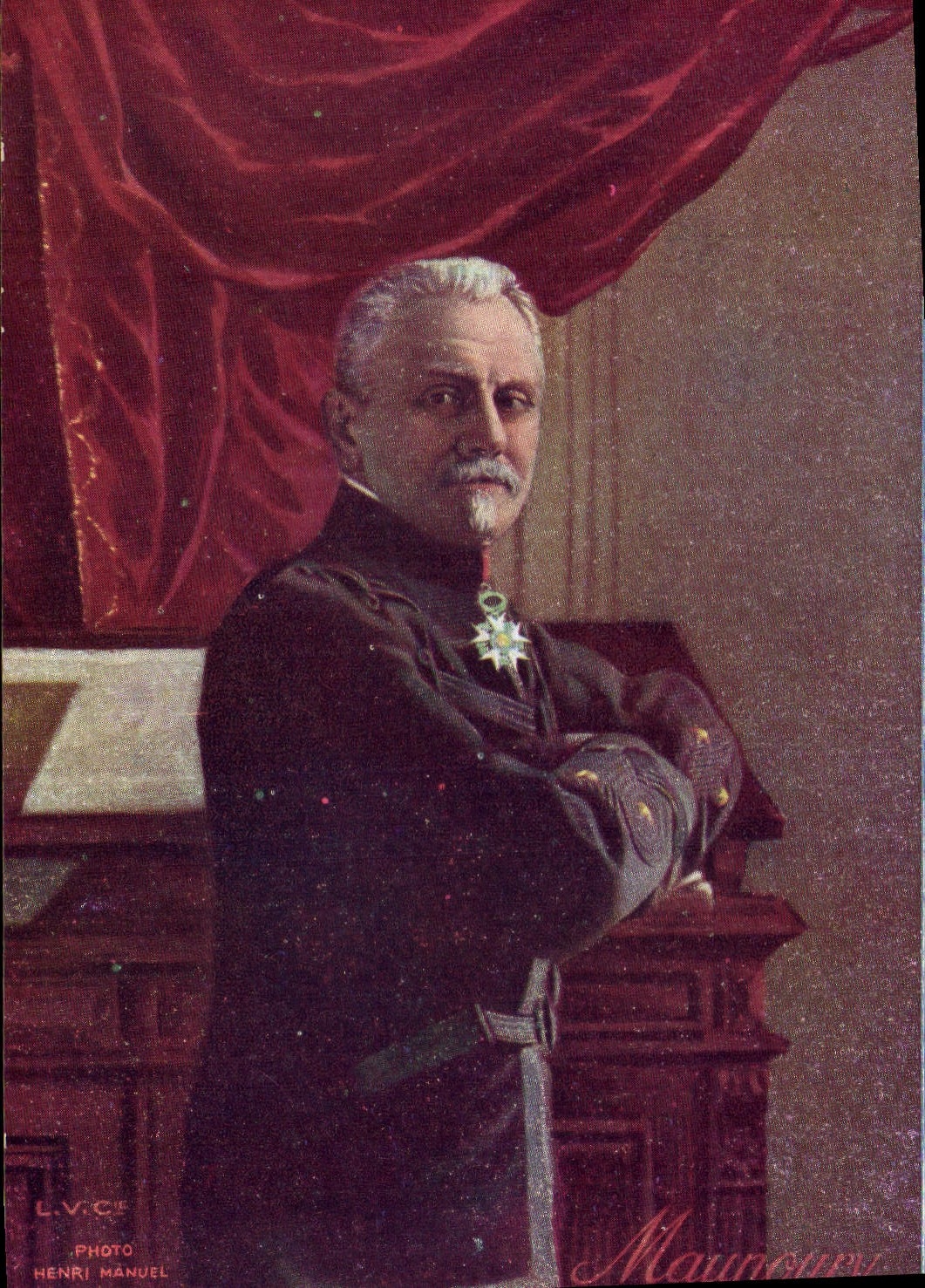 Portrait d'un homme en uniforme — décoré d'une croix — Photo Henri Manuel
