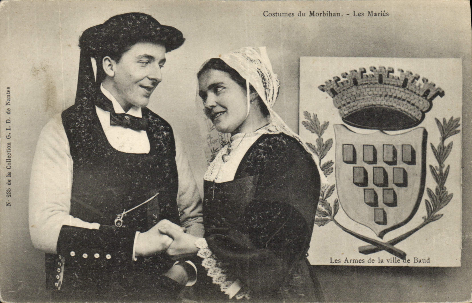 CPA Folklore Costumes du Morbihan Les maries Mariage 