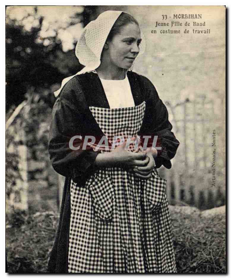 CPA Folklore Morbihan Jeune fille de Baud en costume de travail 