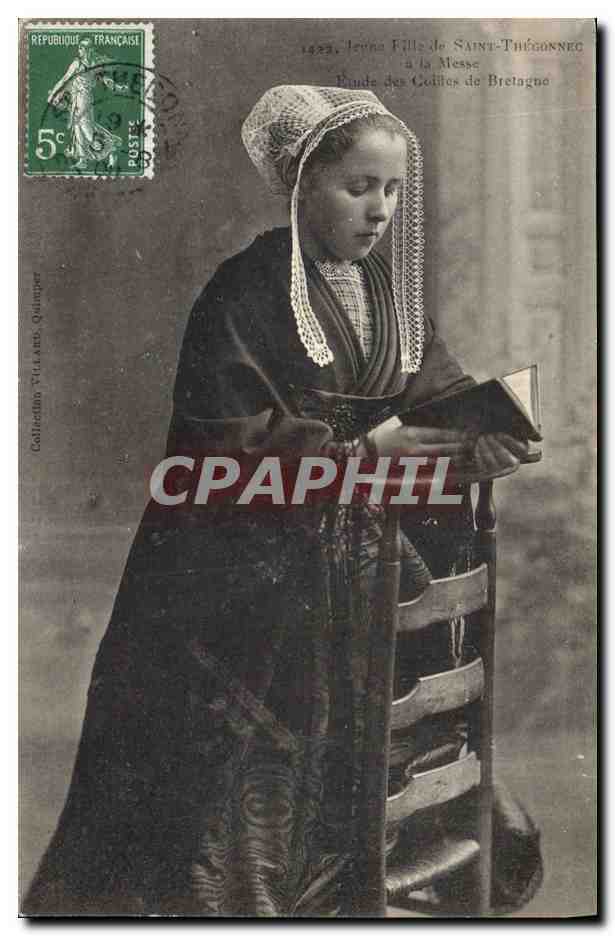 CPA Folklore Jeune fille de St Thegonnec a la messe 