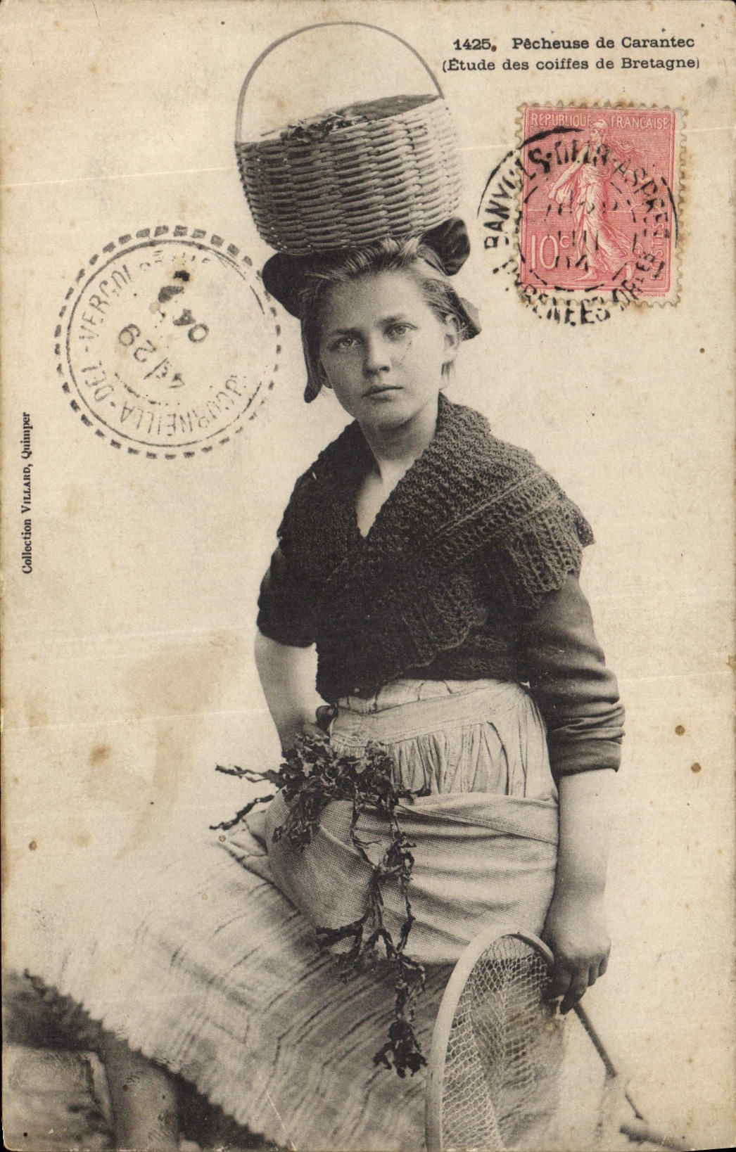 CPA Folklore Pecheuse de Carantec 