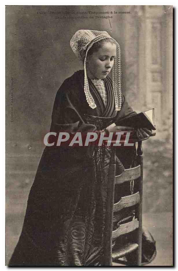 CPA Folklore Jeune fille de St Thegonnec a la messe 
