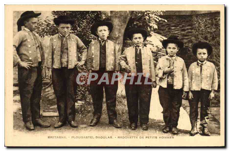 CPA Folklore Plougastel Daoulas Brochette de petits hommes 
