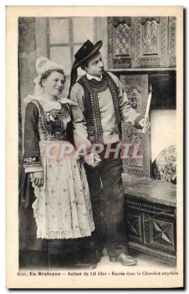 CPA Folklore En Bretagne Autour du lit clos Entree dans la chambre nuptiale 
