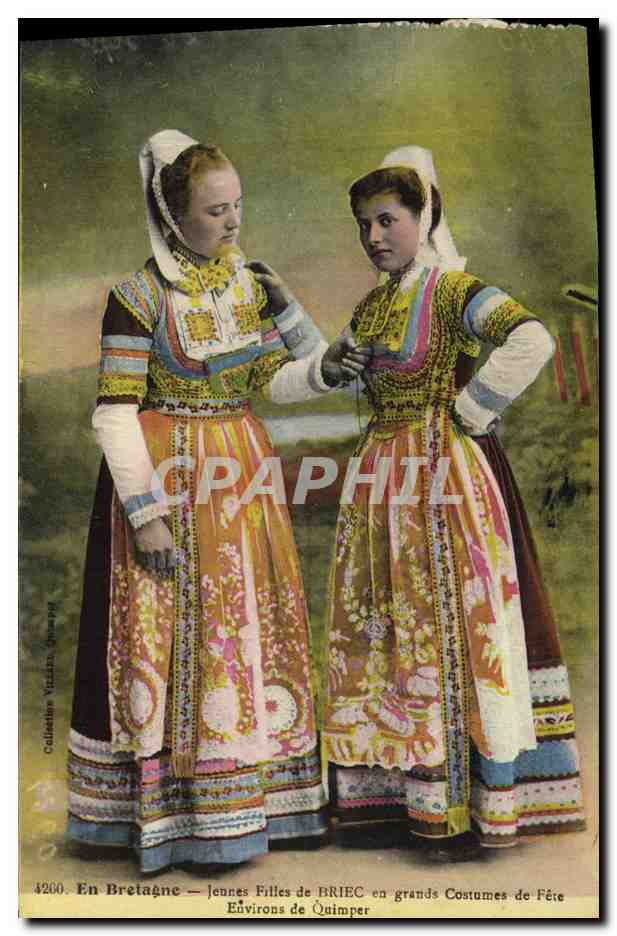 CPA Folklore Bretagne Jeunes filles de Briec en grands costumes de fete Environs de Quimper 