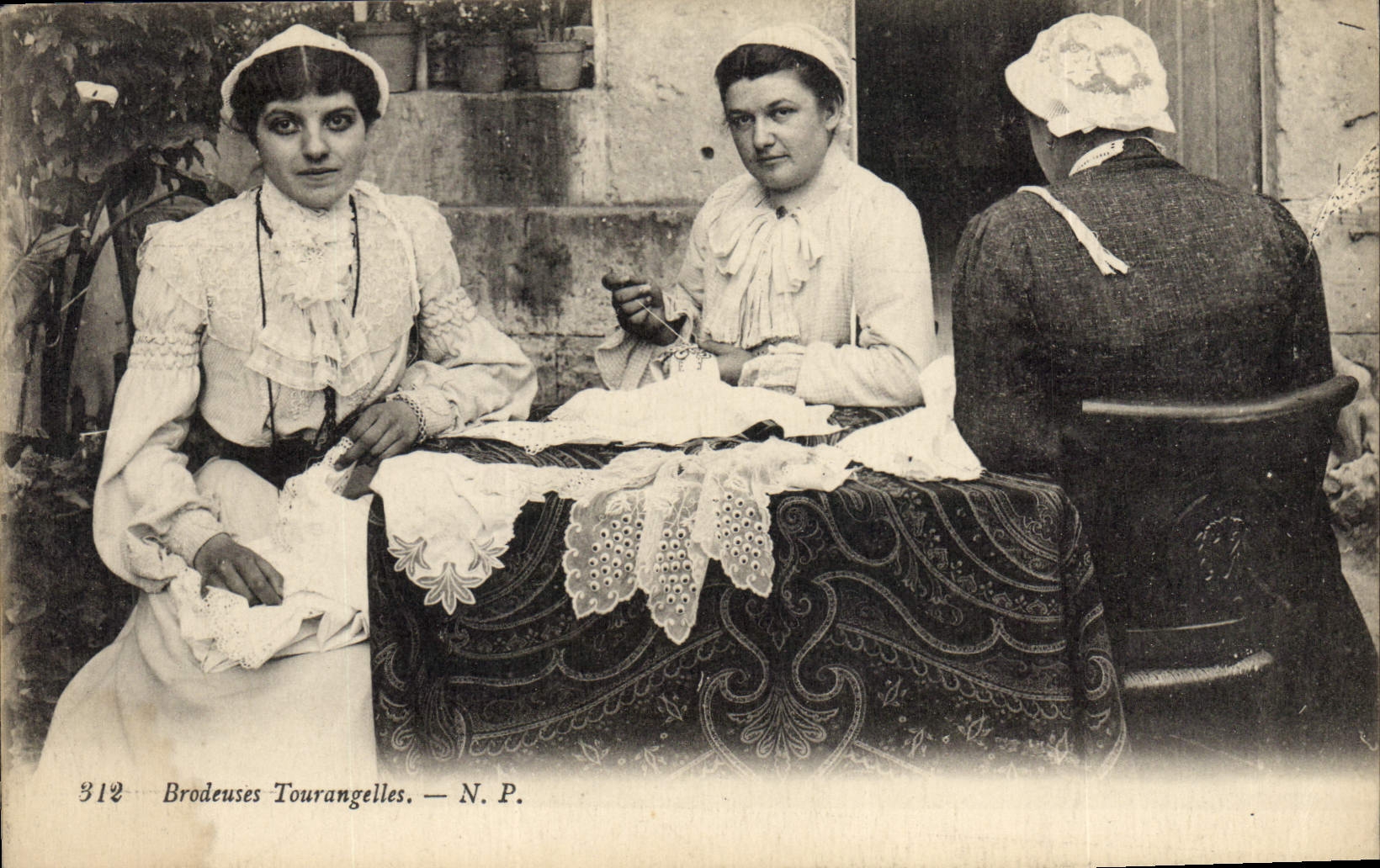 CPA Folklore Dentelle Dentelliere Brodeuses Tourangelles 