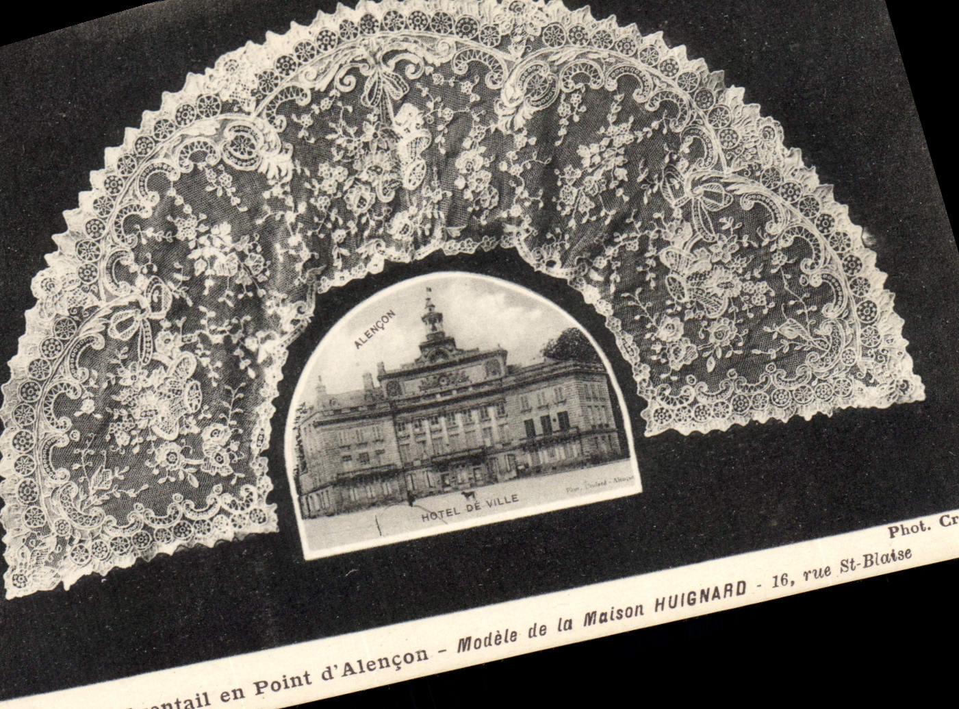 CPA Folklore Dentelle Dentelliere Eventail en Point d'Alencon Modele de la maison Huignard Rue St Blaise 