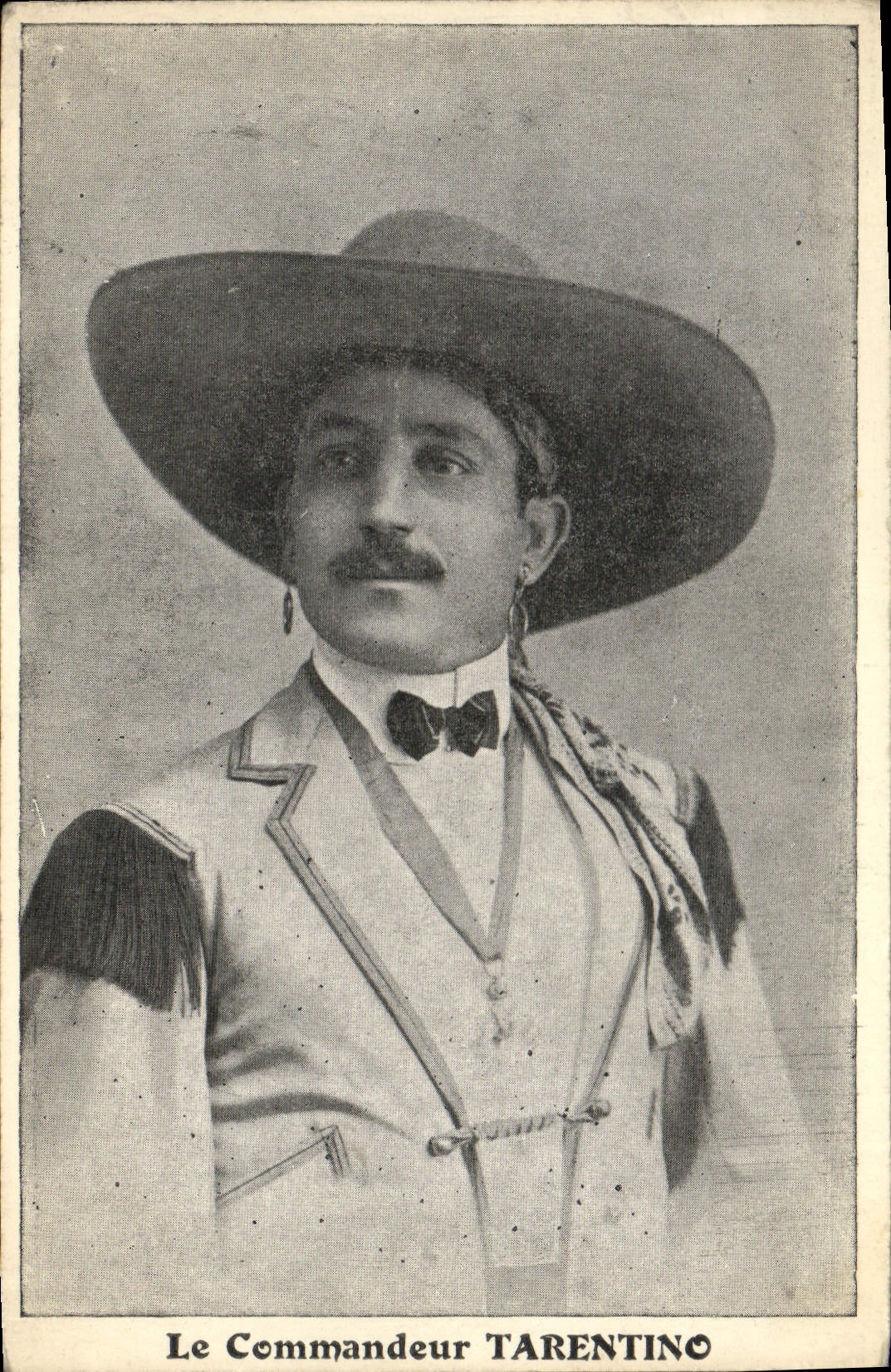 Le Commandeur TARENTINO — portrait en costume mexicain — éditeur non visible