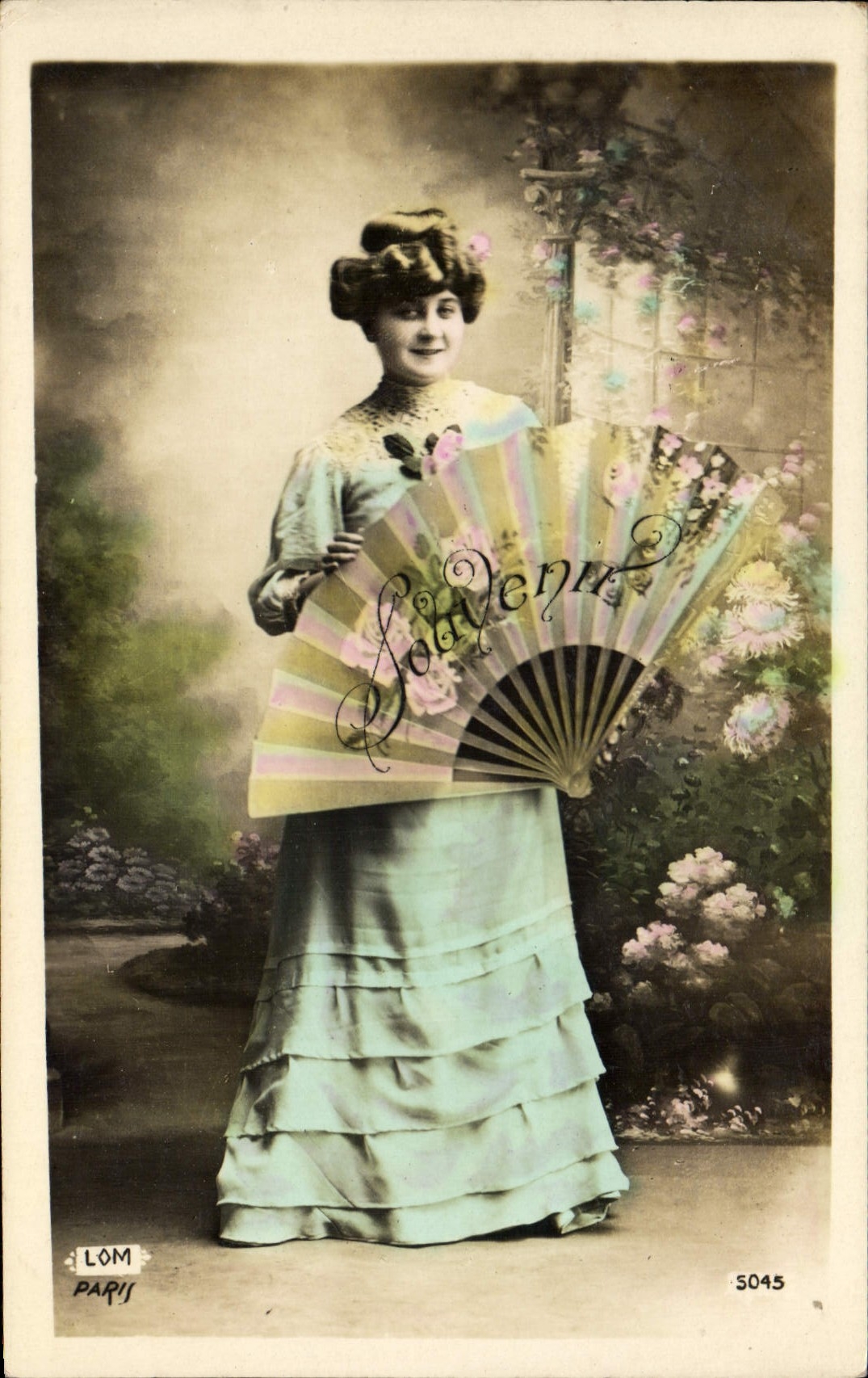Femme en robe à volants tenant un éventail — Souvenir — LOM Paris n°5045