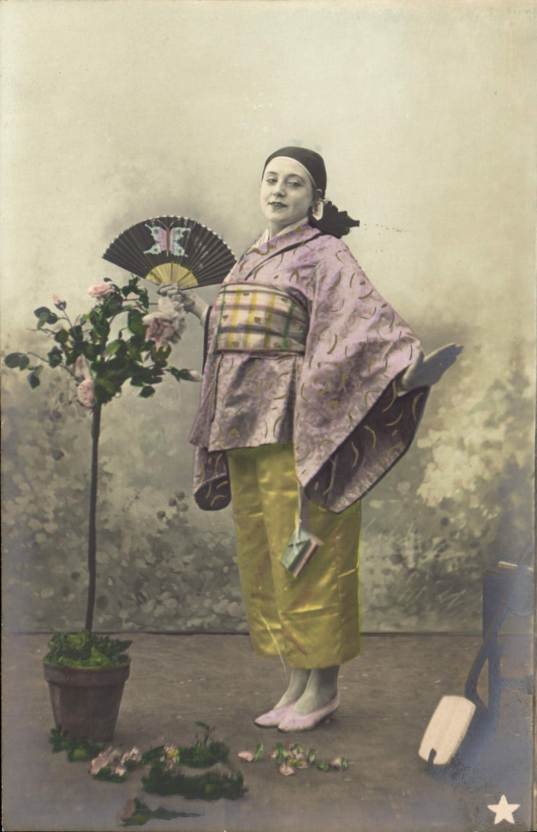 Jeune femme en costume japonais — studio — éditeur inconnu