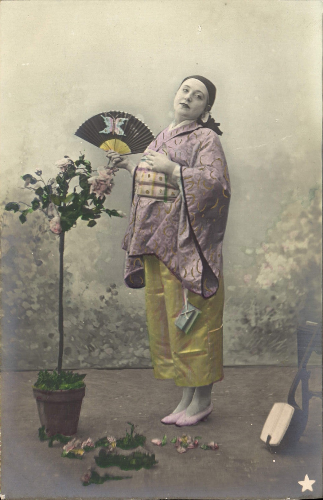 Femme en costume japonais — pose de studio — éditeur non visible