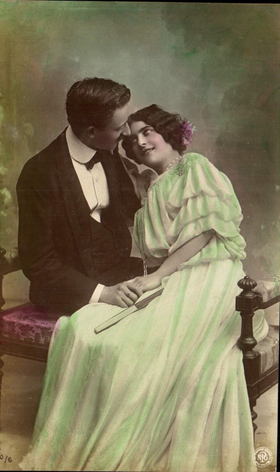 Couple en tenue de soirée — photo studio — Neue Photographische Gesellschaft A.G. Str. 134, Berlin
