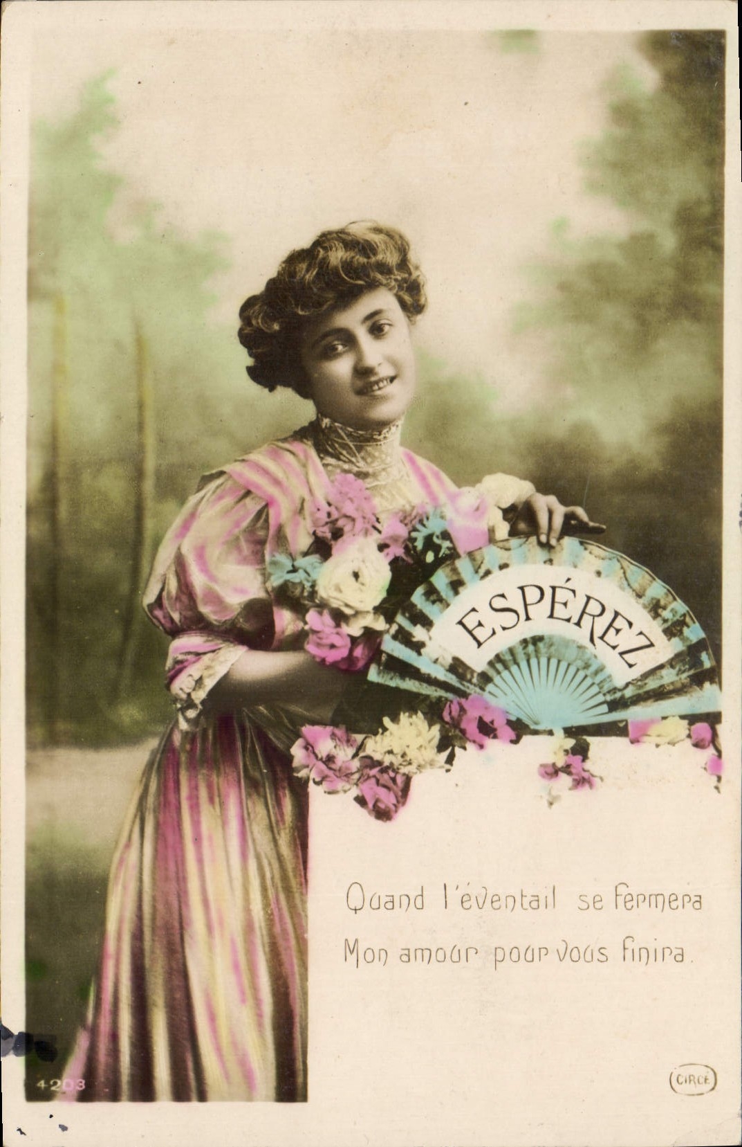 Jeune femme tenant un éventail — texte imprimé et floral — éditeur CIRCE, n° 4203