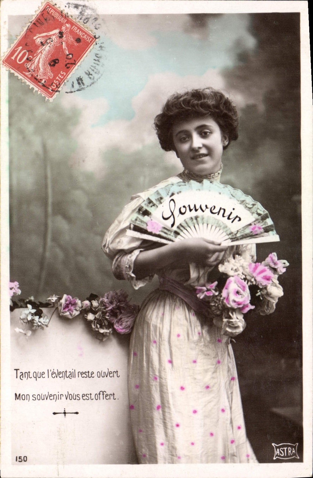 Jeune femme avec éventail — souvenir — Astra n°150