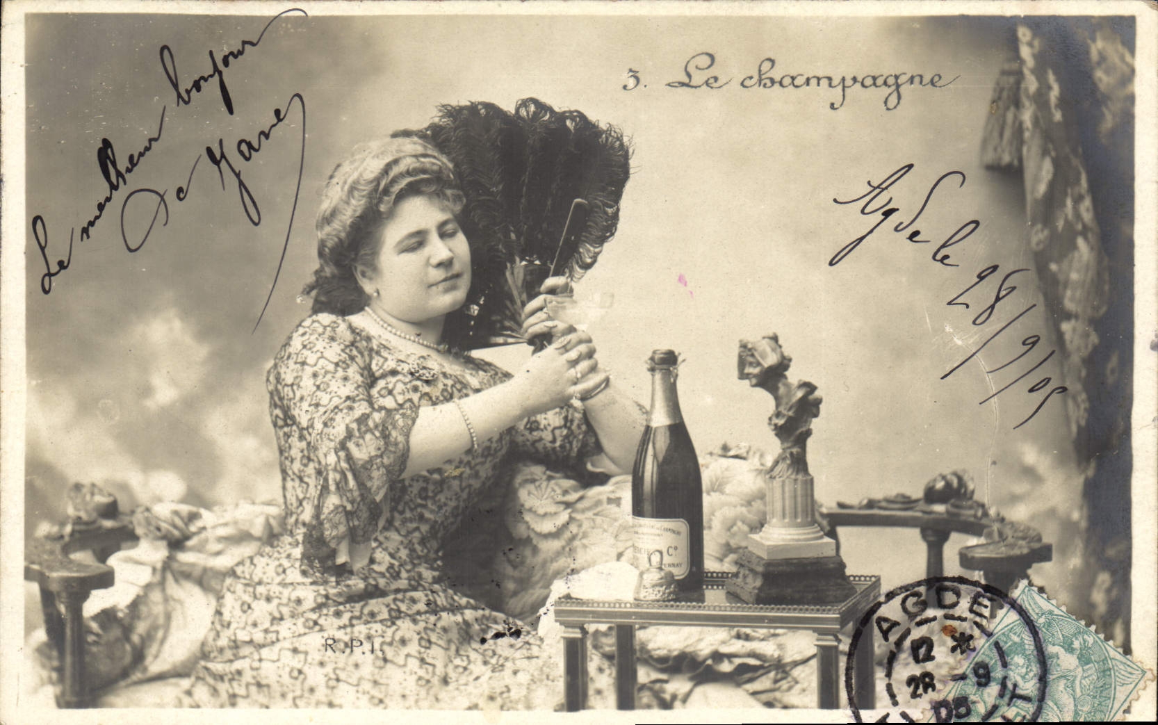 Femme avec bouteille de champagne — série 'Le champagne' — R.P.I. (Agde)