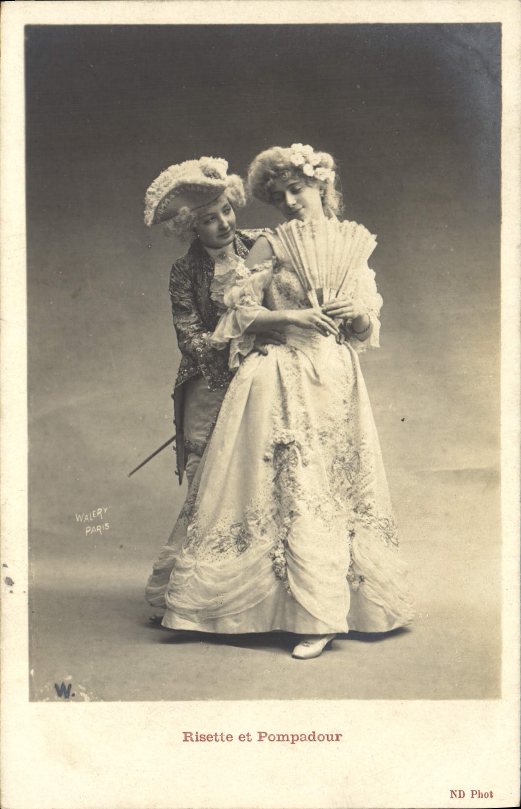 CPA Fantaisie Eventail Femme Risette et Pompadour 