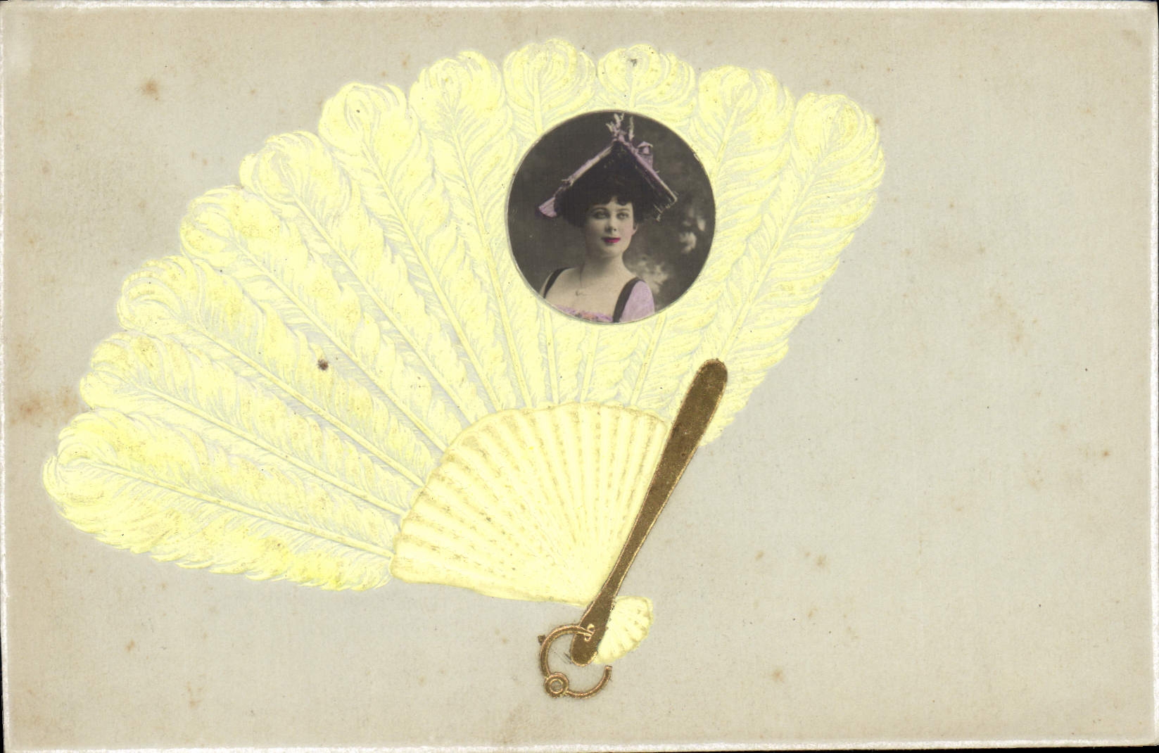 Femme au chapeau — carte postale décorative avec éventail — CPAPHIL
