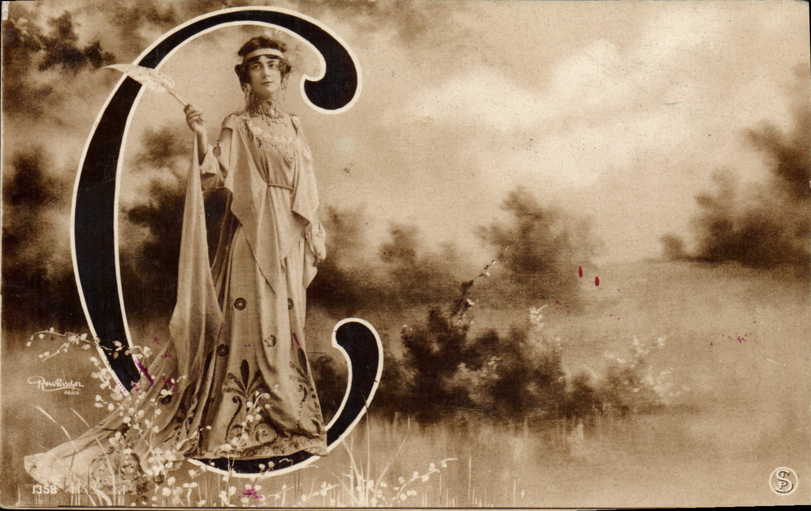 Femme dans une grande lettre C — décor de paysage — René Willaert, Paris, n° 1358