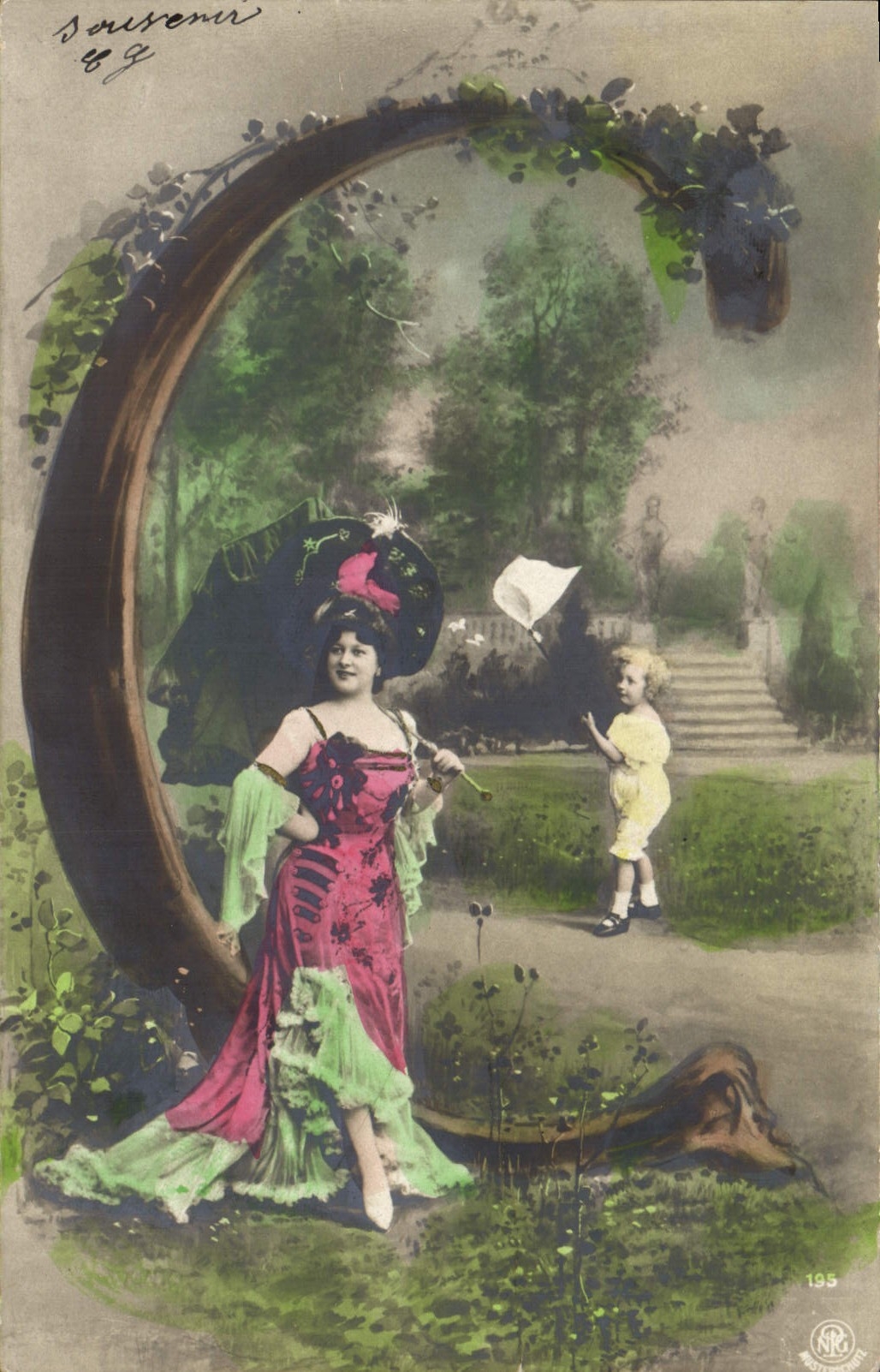 Femme en robe rose et vert — jardin avec statue — NK (Nord) n°195