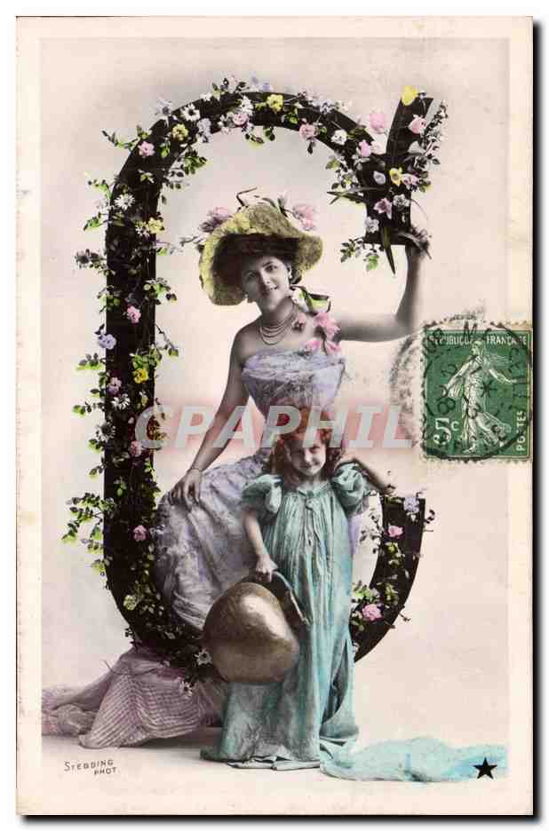 Femme et enfant dans un cadre floral — Strebuing Phot — n° de série non visible