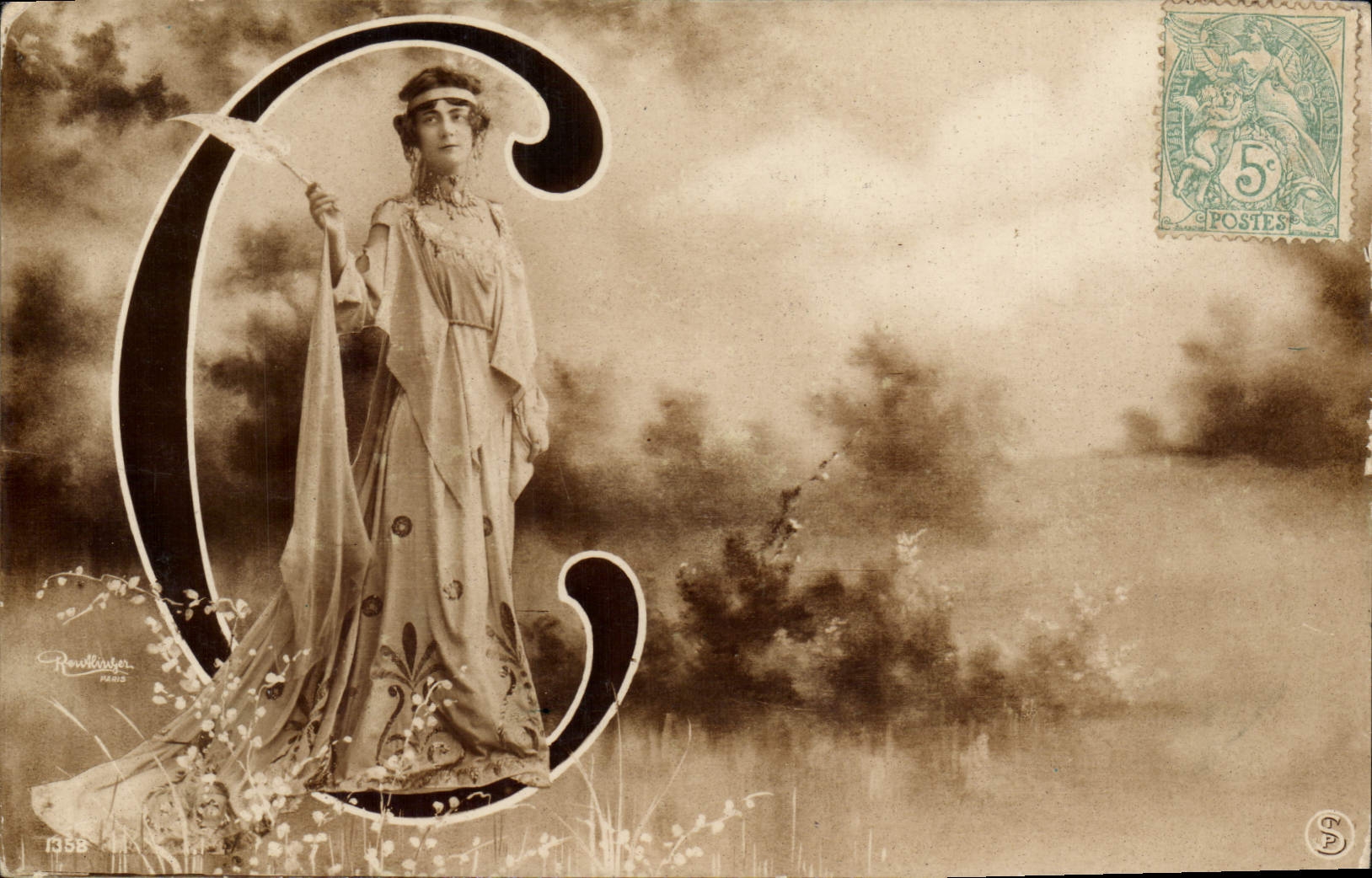 Femme dans une grande lettre C — Rondellier, n°1358