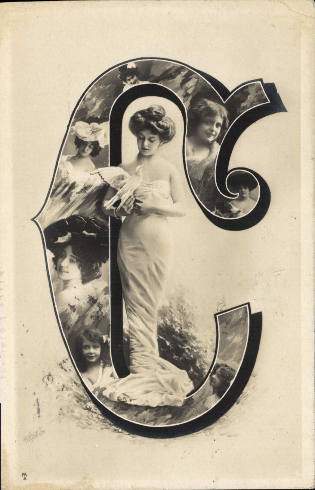 Femme avec colombe — dans une grande lettre ornée — éditeur M.3