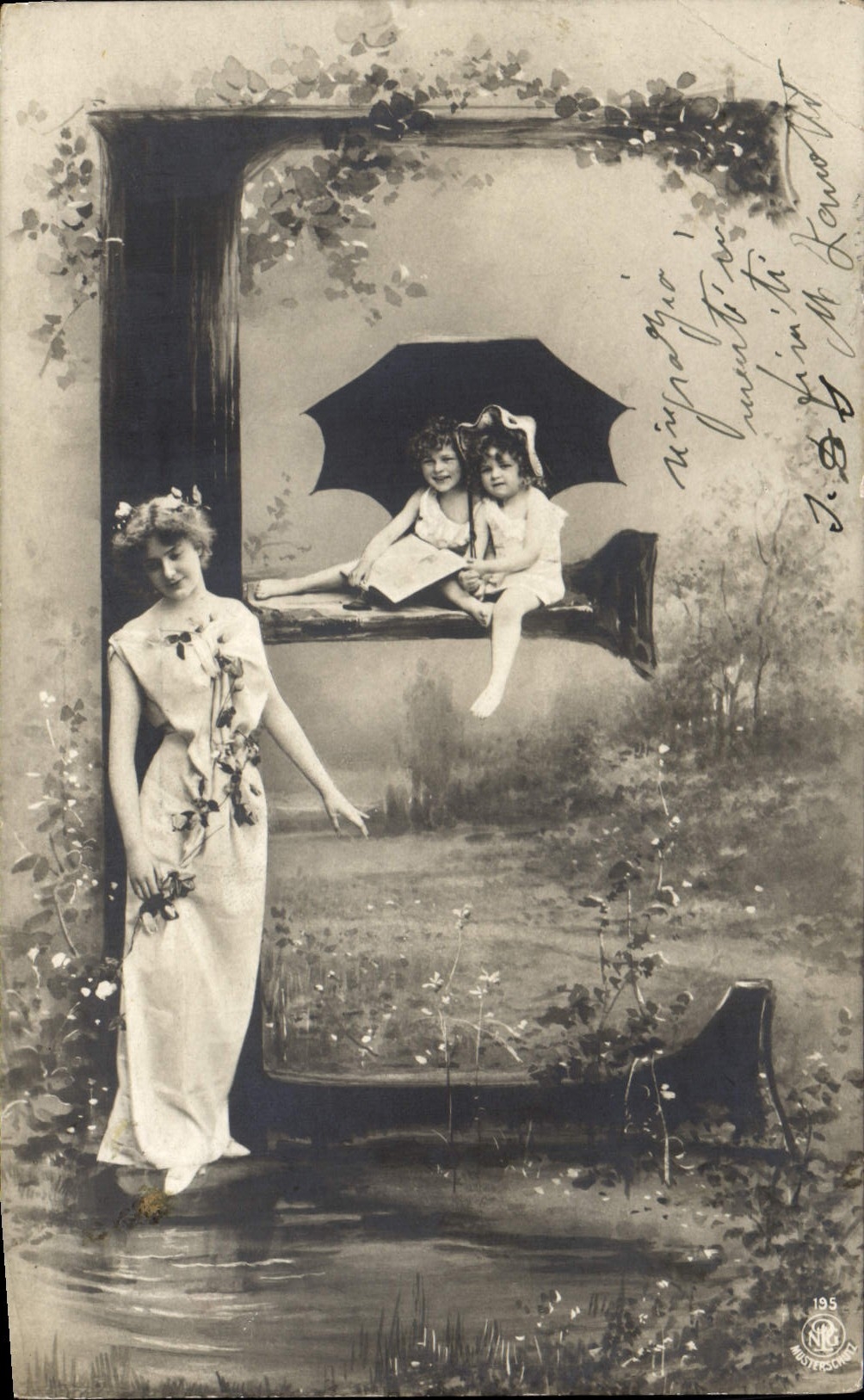 Femme en robe blanche et deux enfants sous un parapluie — scène de jardin — éditeur NIC MASTERSON, n° 195