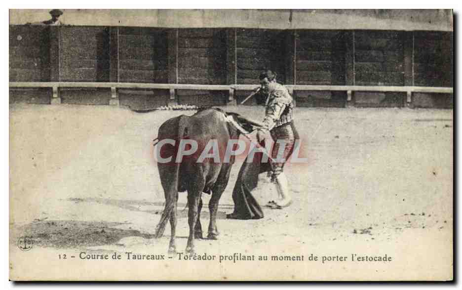 CPA Corrida Course de taureaux Toreador profilant au moment de porter l'estocade 
