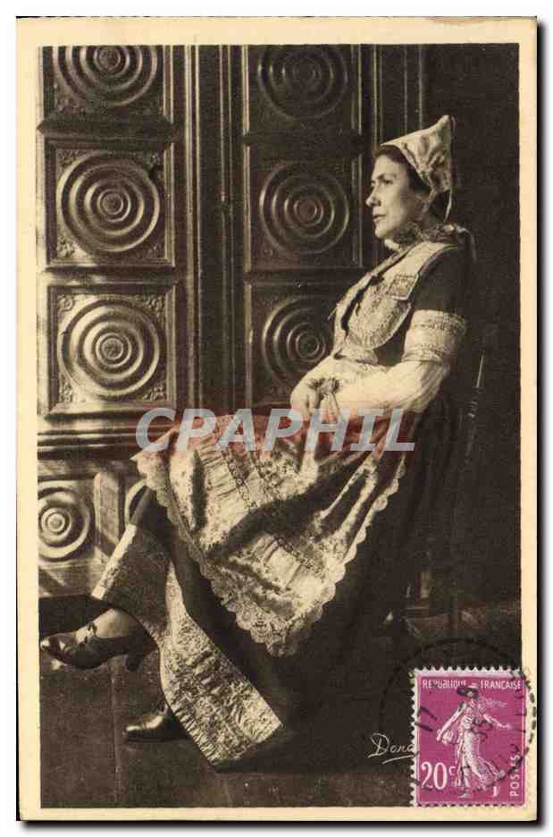 CPA Folklore Locronan Mariee bretonne 