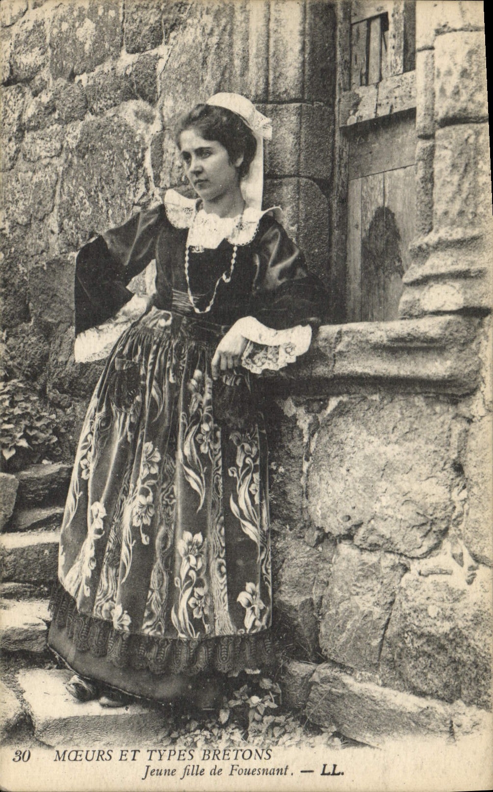 CPA Folklore Jeune fille de Fouesnant 