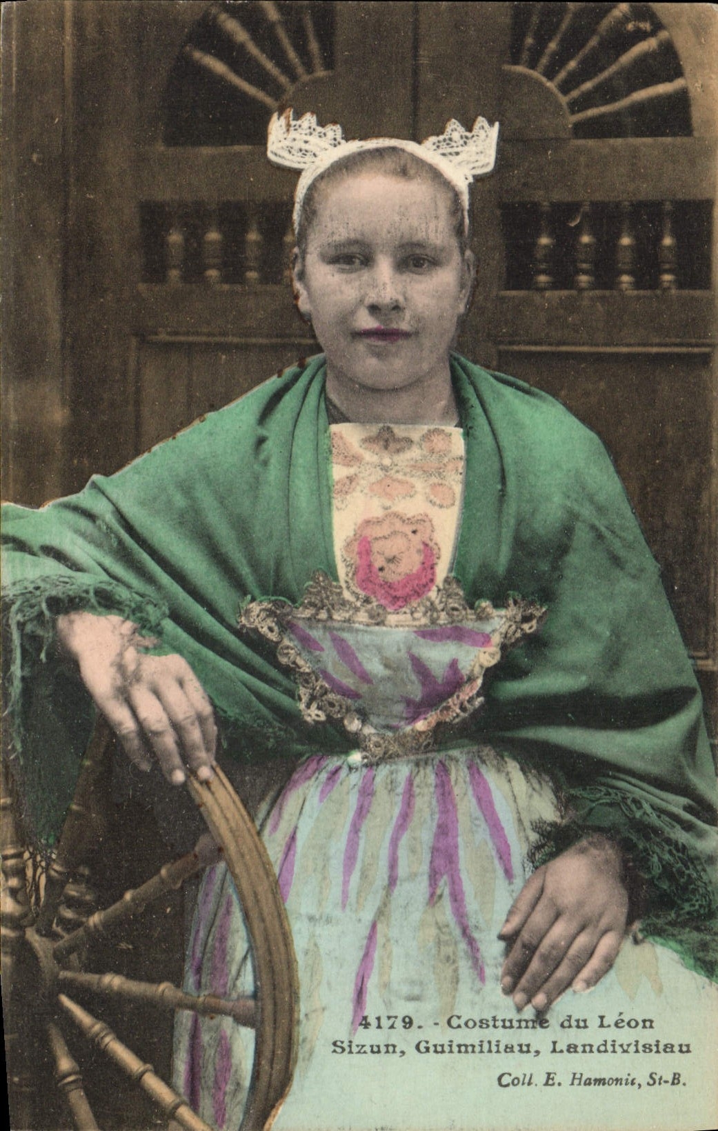 CPA Folklore Costume du Leon Sizun Guimilieu Landivisau 