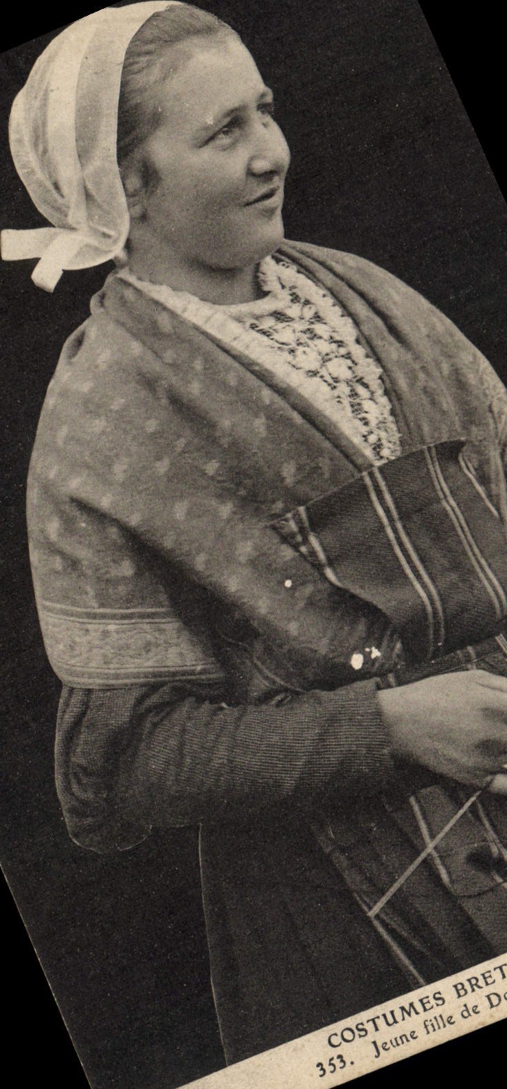 CPA Folklore Jeune fille de Douarnenez 