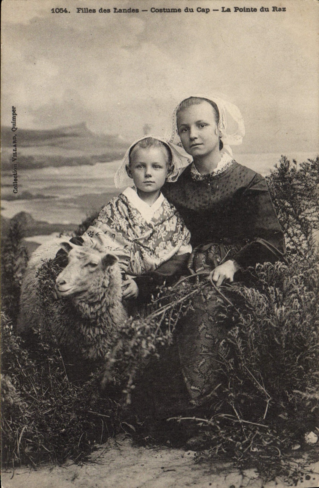 CPA Folklore Filles des Landes Costume du Cap La Pointe du Raz 