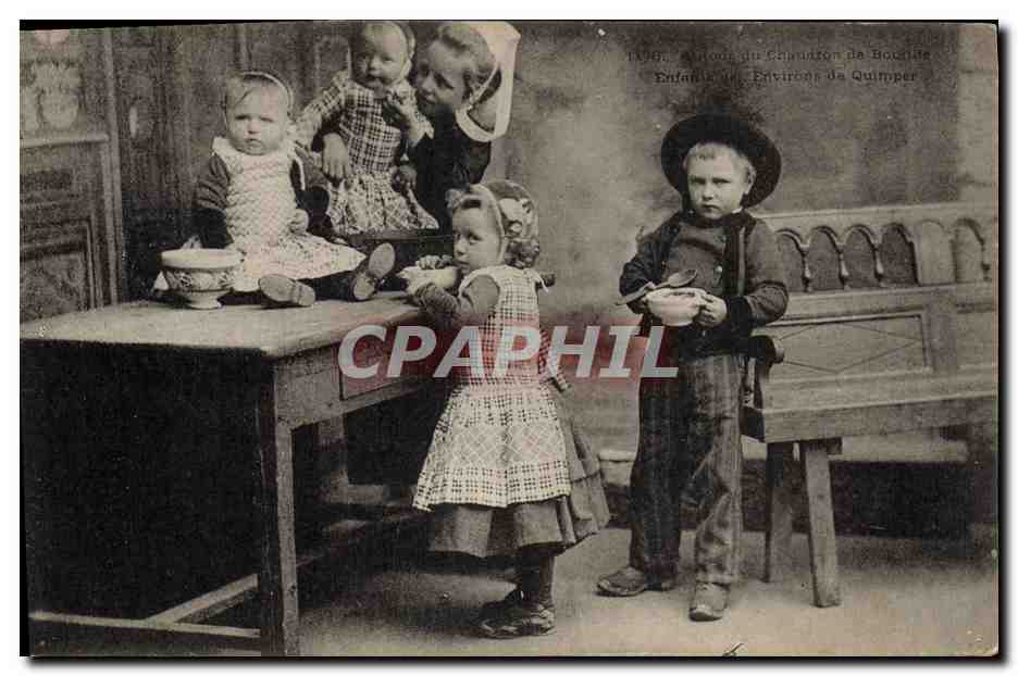 CPA Folklore Enfants des environs de Quimper 