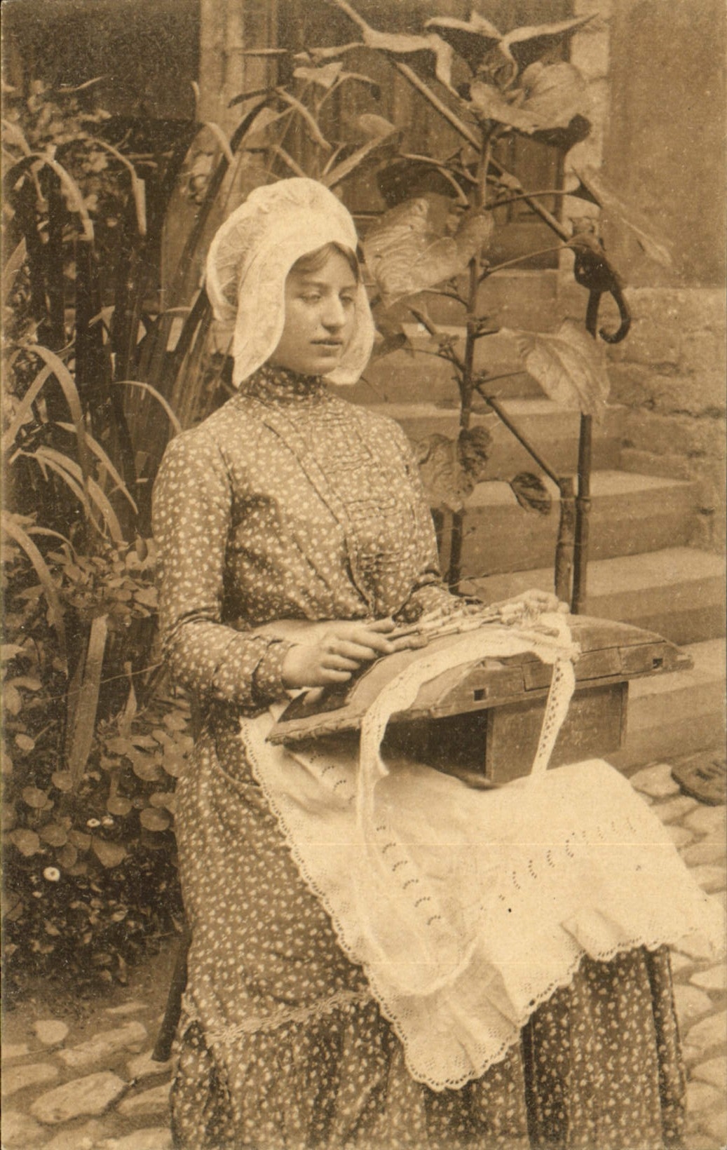 CPA Folklore Dentelle Dentelliere flamande 