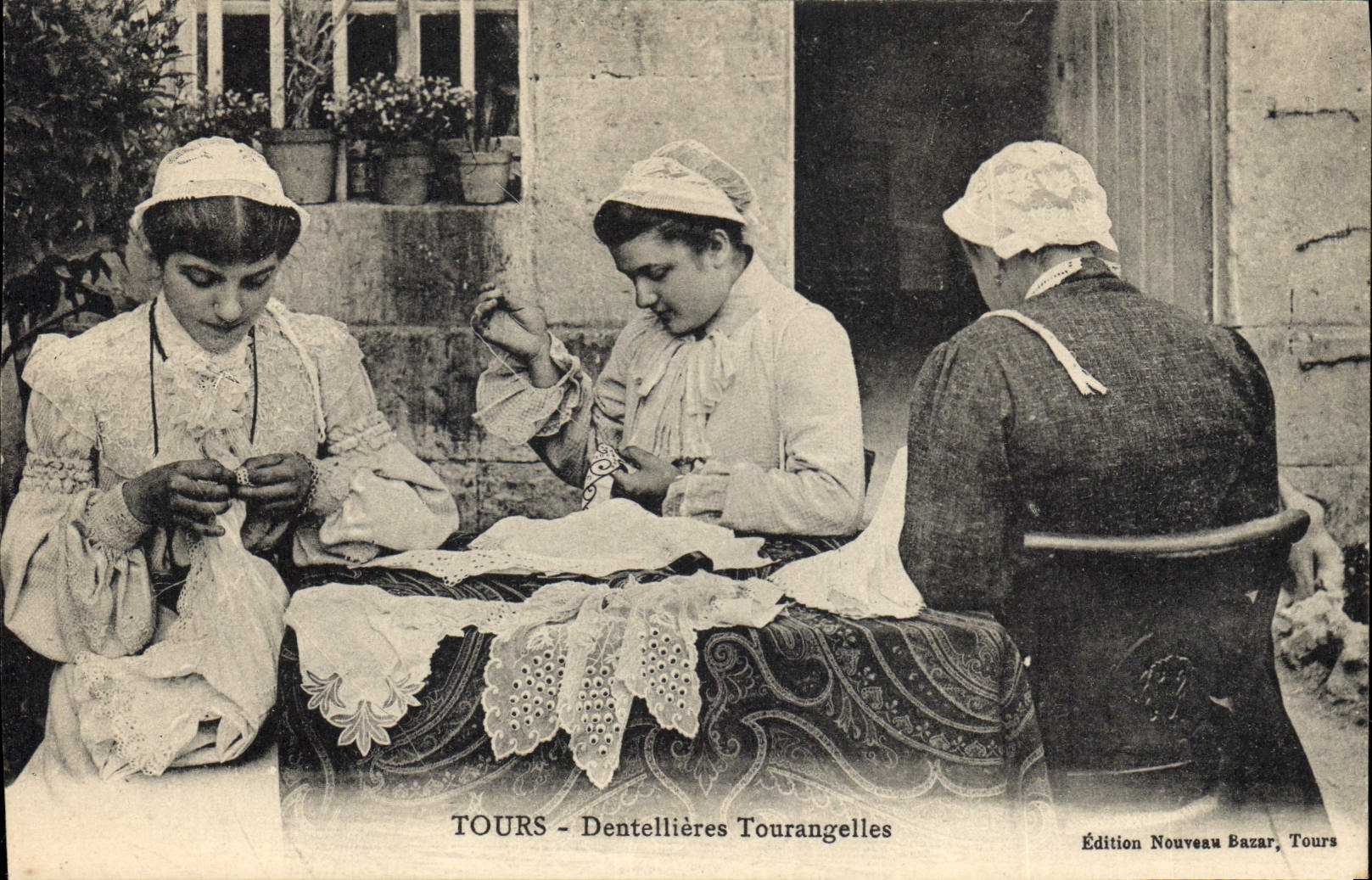 Tours - Dentellières Tourangelles — Édition Nouveau Bazar, Tours
