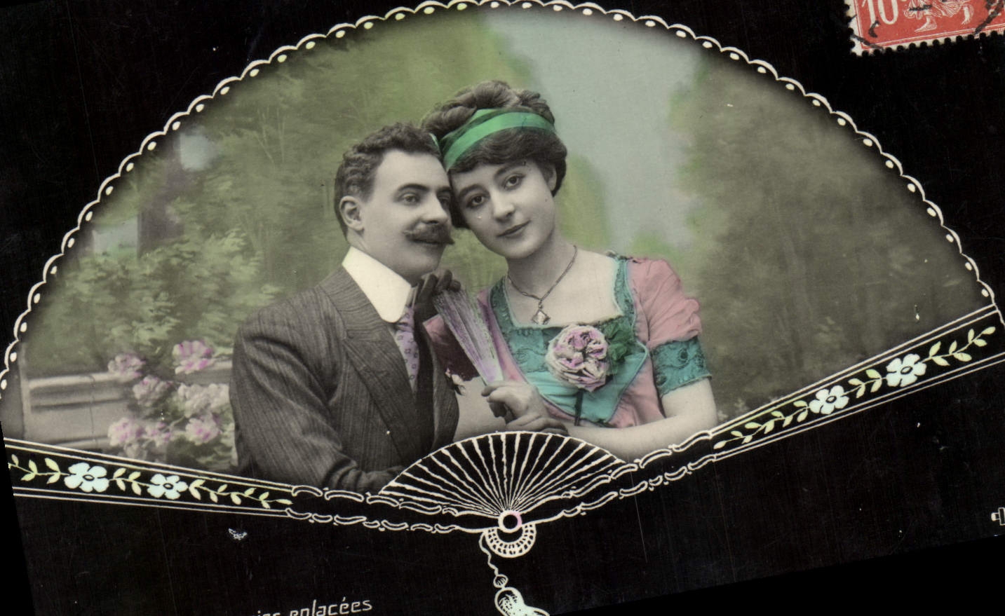 Deux amoureux enlacés — carte postale fan de style Art Nouveau — éditeur non identifié