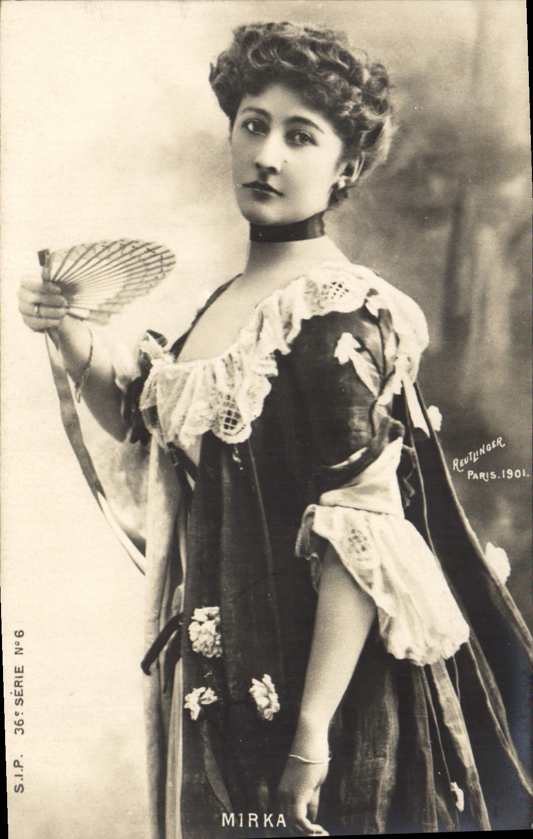 Mirka — Portrait de femme en robe à fleurs et fan — S.I.P. 36e Série N°6 — Reutlinger, Paris, 1901