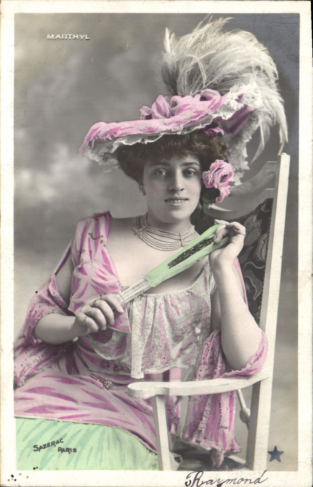 Femme en robe et chapeau ornés de plumes — Sazérac Paris — Série N°841