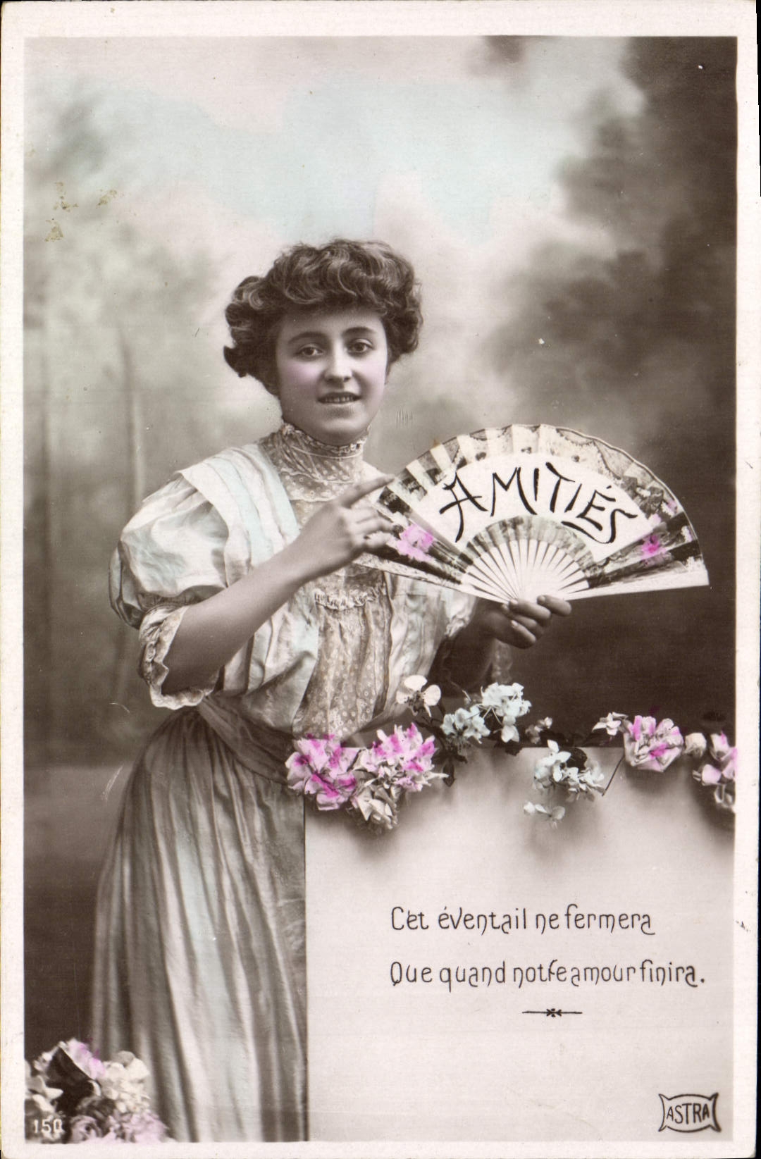 Femme tenant un éventail — texte 'AMITIÉS' — éditeur ASTRAL n°150