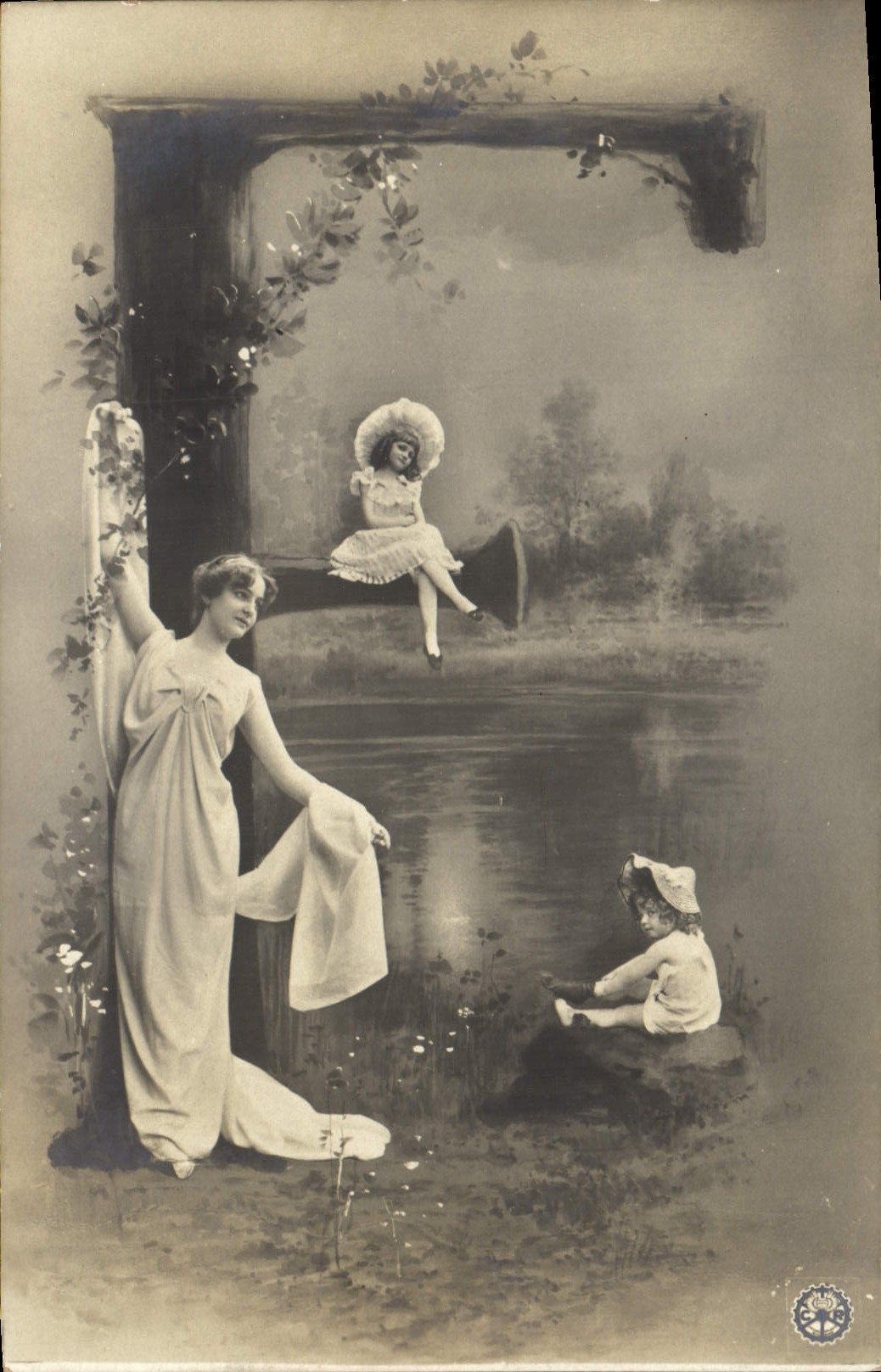 Femme et enfants près d'un étang — scène de jardin — Union postale universelle, N.P.G.