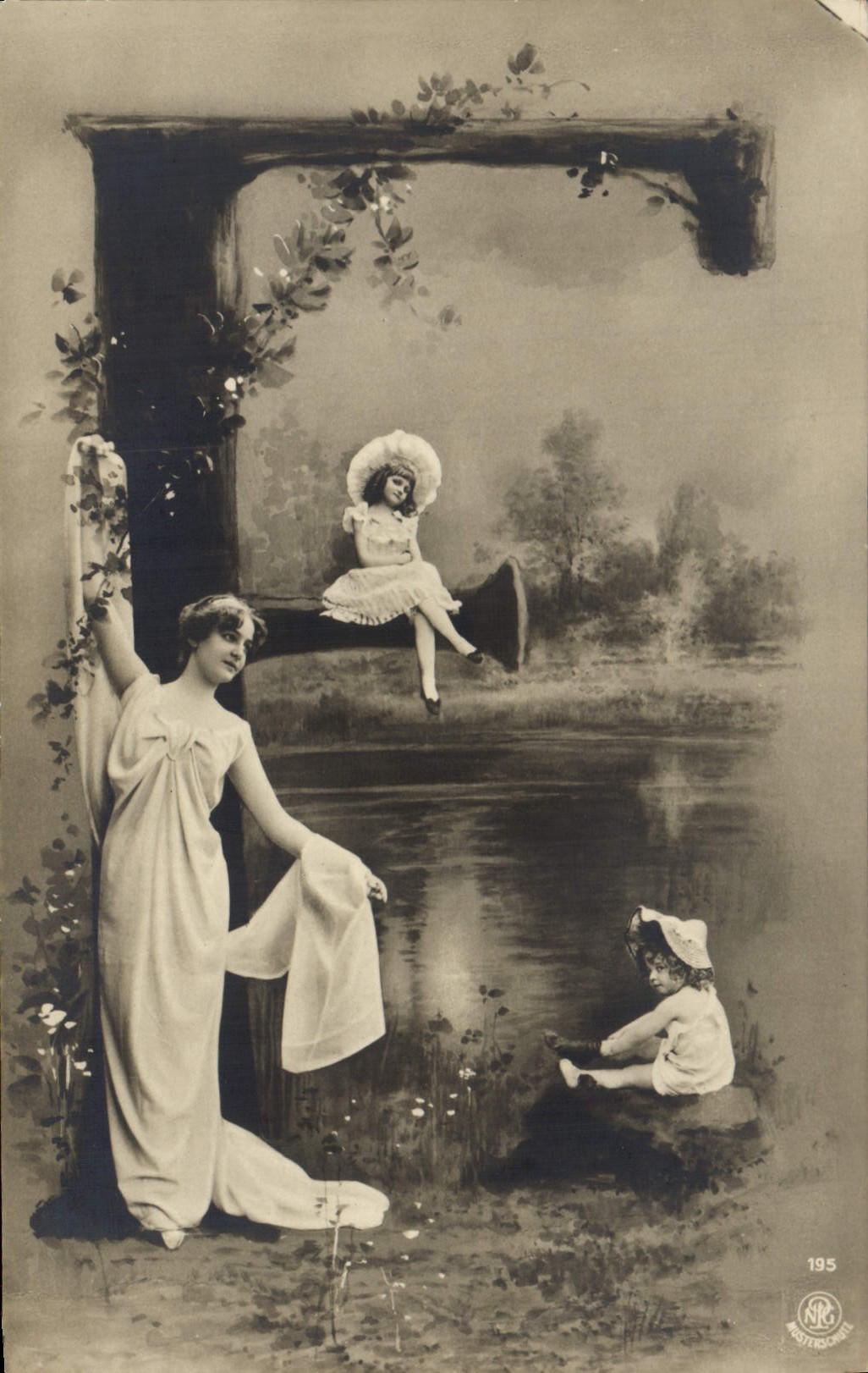 CPA Fantaisie Femme Lettres Lettre F Enfants 